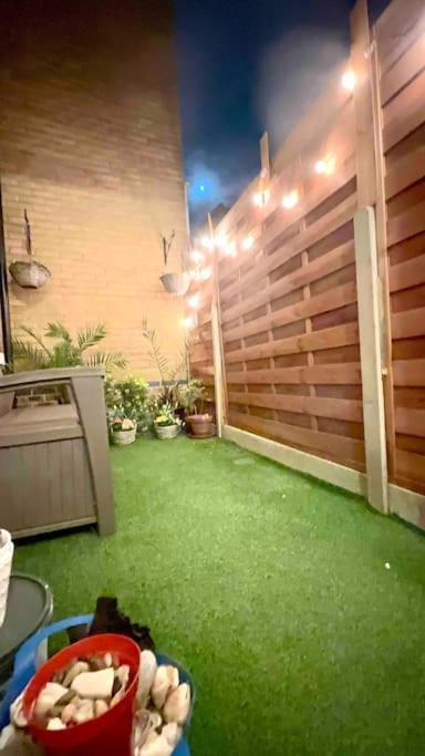 A Beautiful Stylish 2 Bedroom Apartment -City Of לונדון מראה חיצוני תמונה